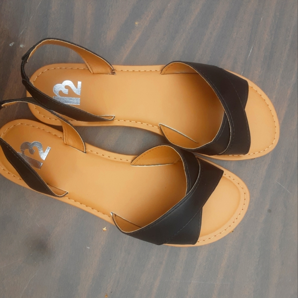 🍀3/15 🆕️ R2 black Sandals - Picture 3 of 5